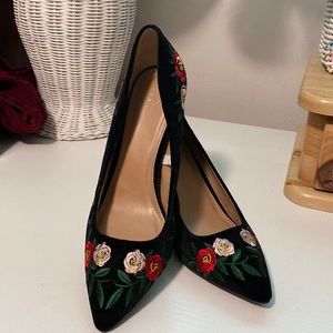 “a new day” velveteen embroidered pumps in black/red/green/pink floral